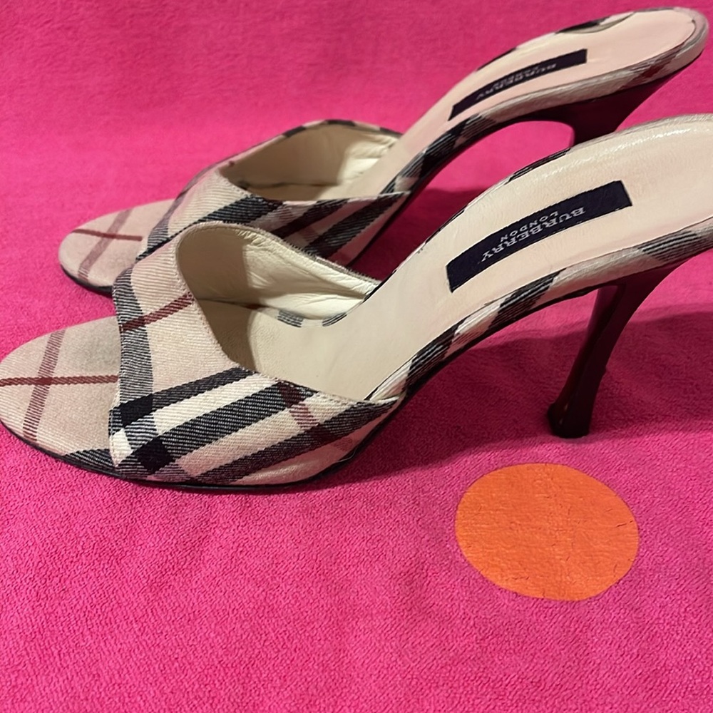 Burberry plaid  Barbie slides 7.5 - Picture 2 of 9
